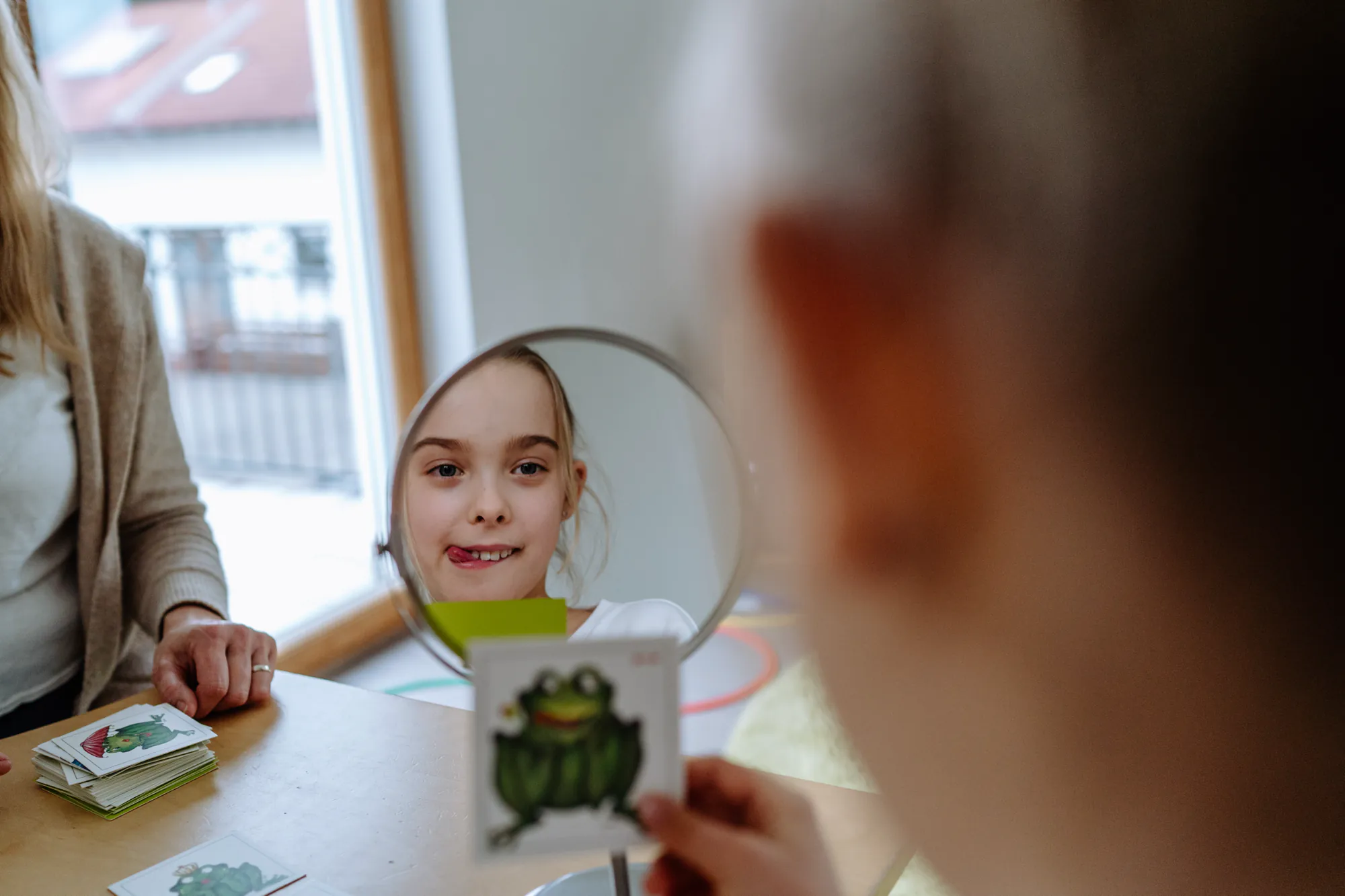 Kind bei der logopädischen Therapie