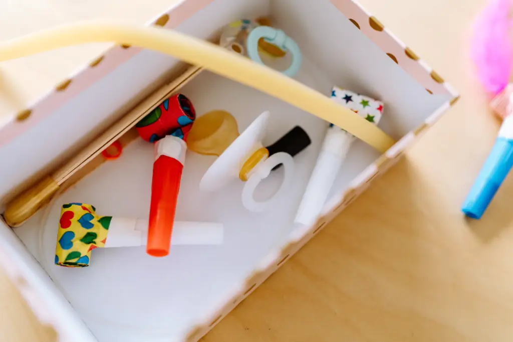 Box mit Materialien für die NF!T-Therapie: Rogge-Spatel, Kauschlauch, Luftrüssel, Therapiesauger