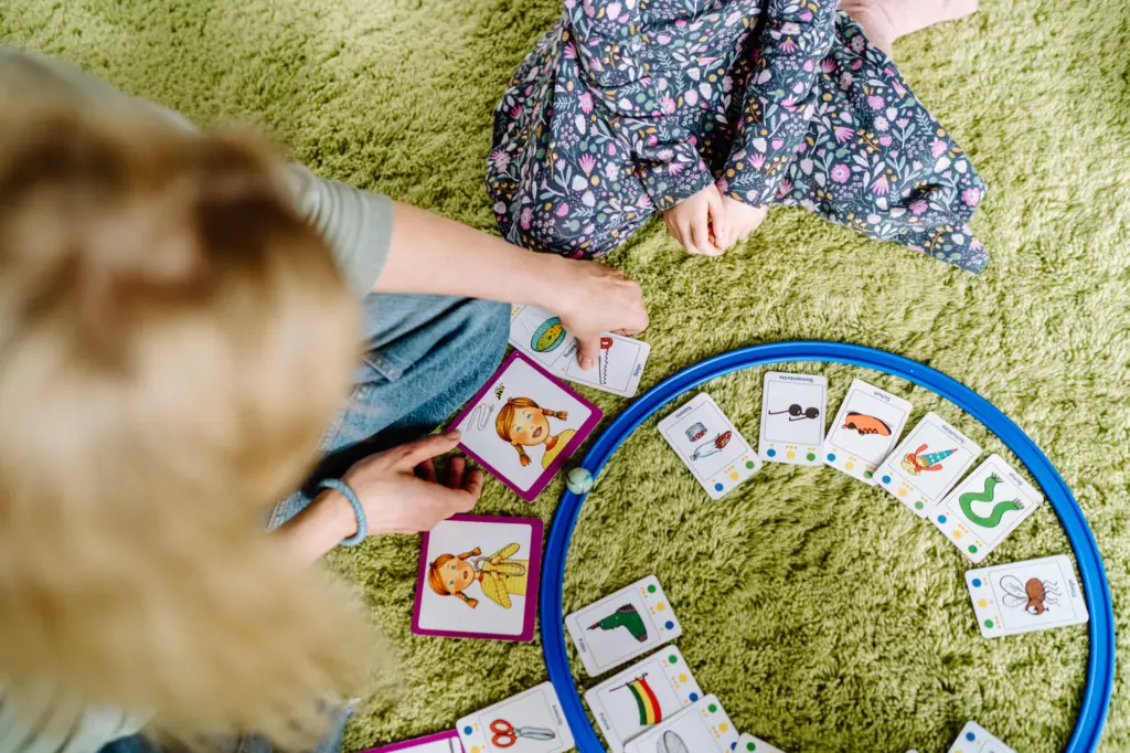 logopädische Übung, Anlauterkennung, Logopädin benennt Bildkarte, Kind entscheidet welcher Laut es ist (hier Symbolkarte Biene, stimmhaftes S)